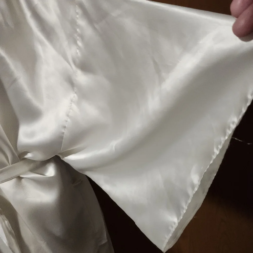 WHITE SATIN ROBE - Picture 4 of 7